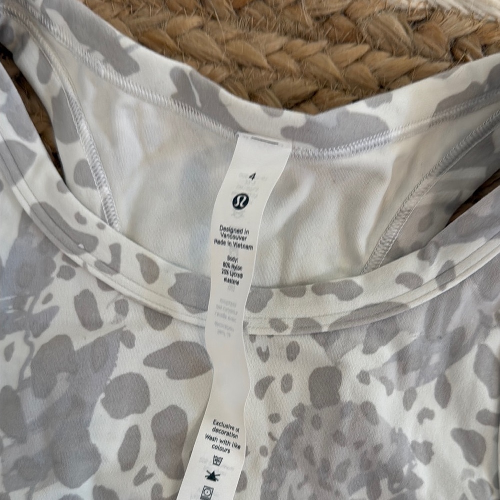 Lululemon size 4 - Picture 2 of 3